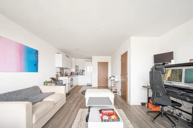 Photo 3 — 31 Greenshank House, 19 Moorhen Drive, London