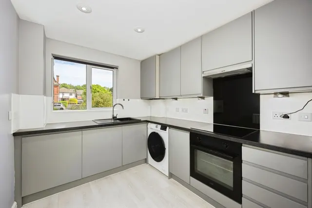 Westview Close, Redhill, RH1, photo 3