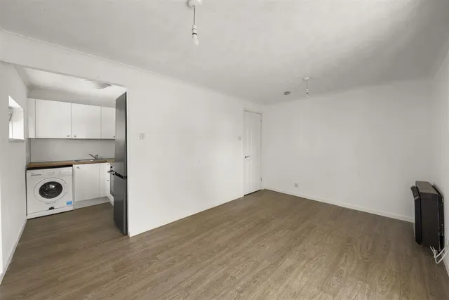 Photo 2 — Heatherwood Drive, Hayes