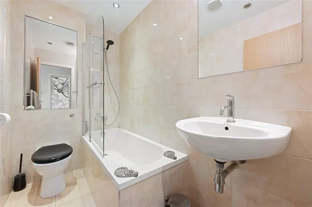 Shepherds Bush Road, London, W6, photo 1