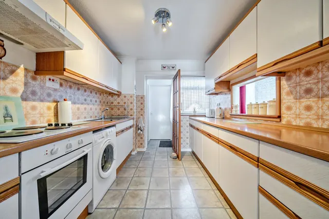 Photo 3 — Braeside Crescent, DA7