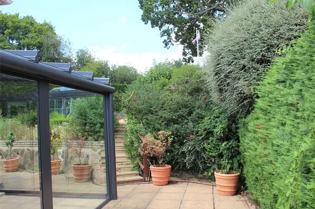 Photo 3 — Chatsworth Grove, Farnham, Surrey, GU9 0DJ