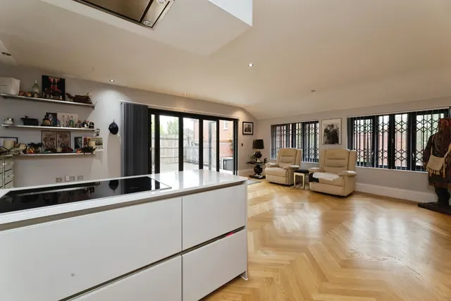 Photo 2 — Lingmere Close, CHIGWELL, Essex, IG7