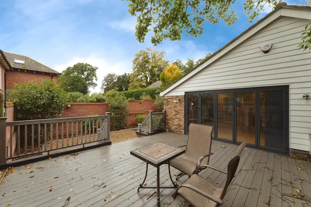 Photo 3 — Lingmere Close, CHIGWELL, Essex, IG7