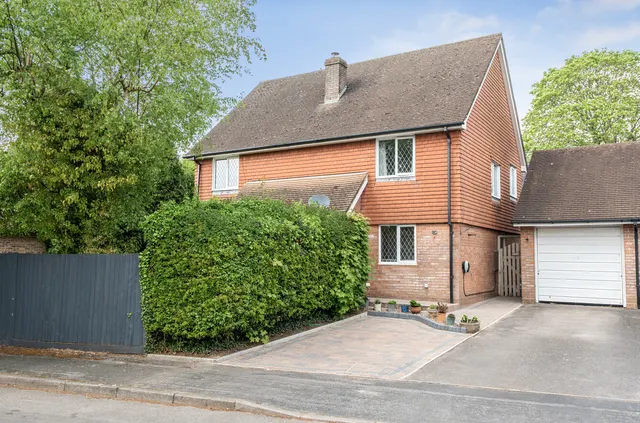 Long Barrow Close, South Wonston, SO21, photo 1