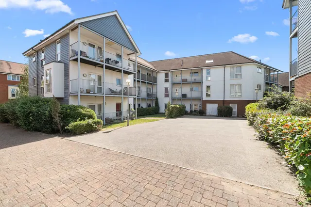 Howden Drive, Row Town KT15 1EA, photo 1
