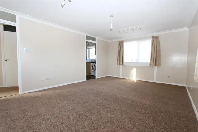 Photo 2 — Oakley Close, Isleworth, London, TW7 4HY
