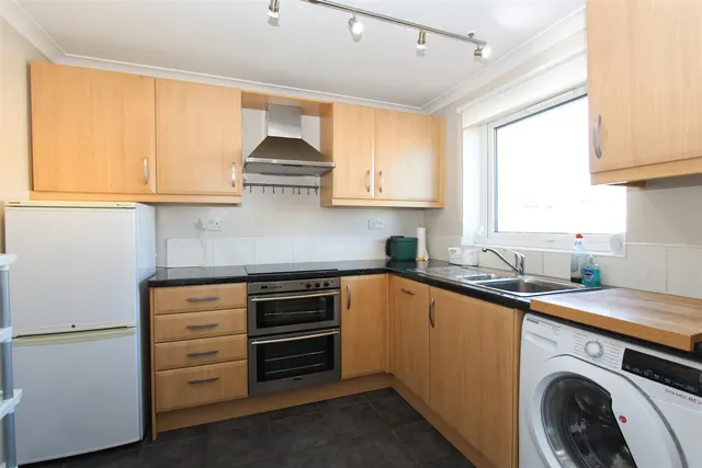 Photo 3 — Oakley Close, Isleworth, London, TW7 4HY