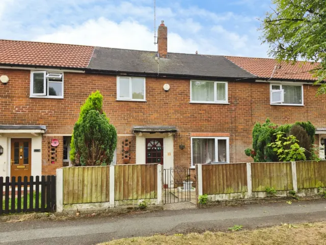 Springwood Hall Road, Oldham, photo 1