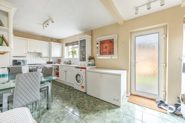 Photo 2 — 121 Meadfield, Edgware