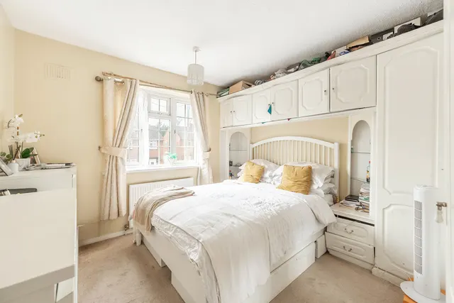 Photo 3 — 121 Meadfield, Edgware