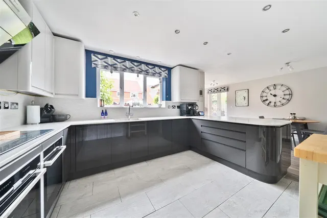 Woodford Close, Devizes, SN10, photo 2
