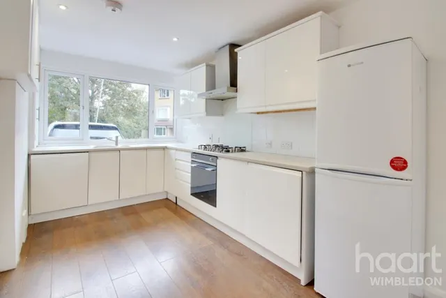 Crowthorne Close, SW18, photo 2