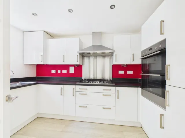 Staples Close, Broadbridge Heath, photo 2