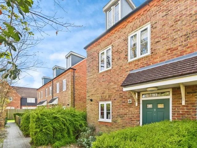 Staples Close, Broadbridge Heath, photo 1