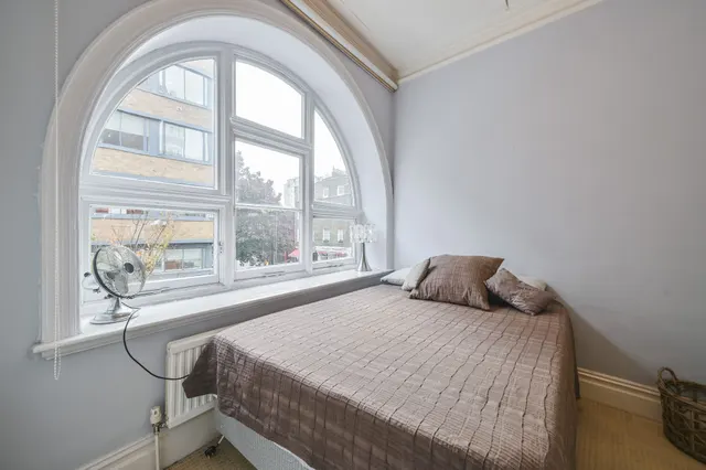Photo 2 — Flat 5, Bernard Mansions, Bernard Street, London