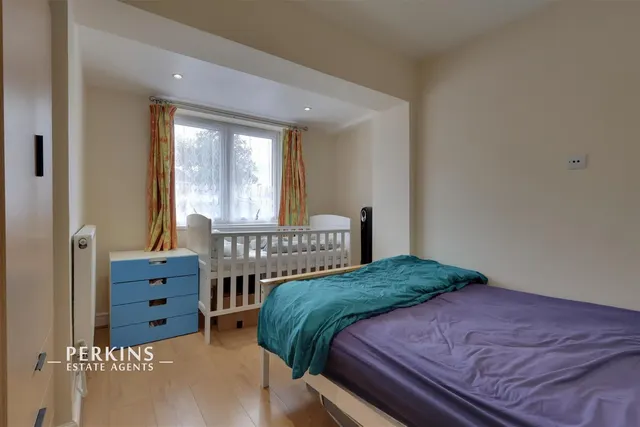 Ramsey Close, Greenford, UB6, photo 3