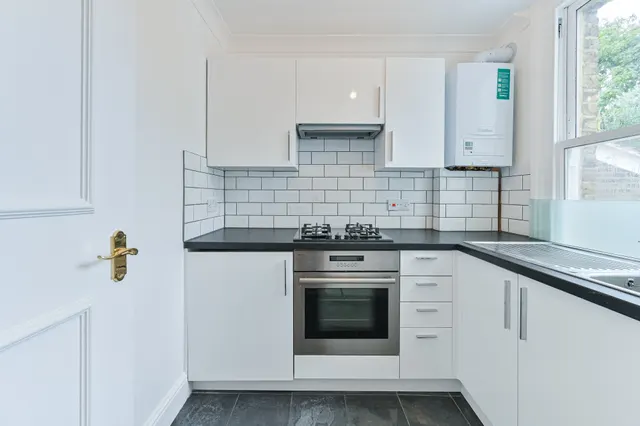 Photo 3 — 14b Dalyell Road, London