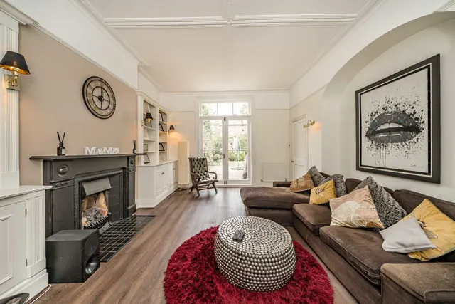 Kirkstall Road, SW2, photo 2
