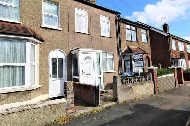 Photo 3 — Rosebery Road, Grays, Essex, RM17 5YT