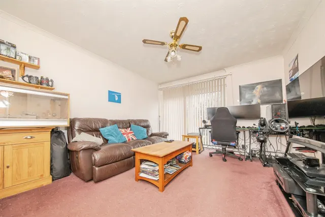 Photo 3 — Sheldrake Drive, Ipswich