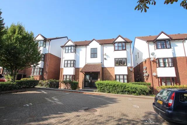 Photo 2 — Chalice Way, Greenhithe