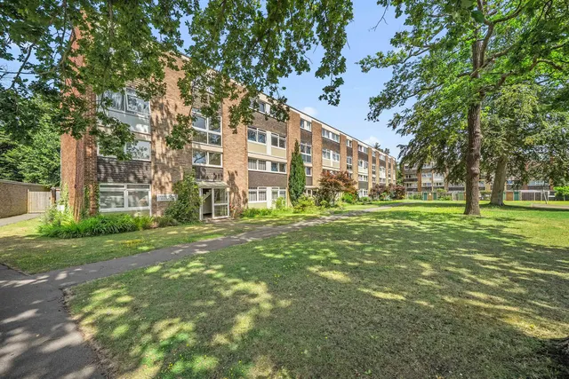 Trafalgar Drive, Walton-On-Thames KT12 1NZ, photo 1