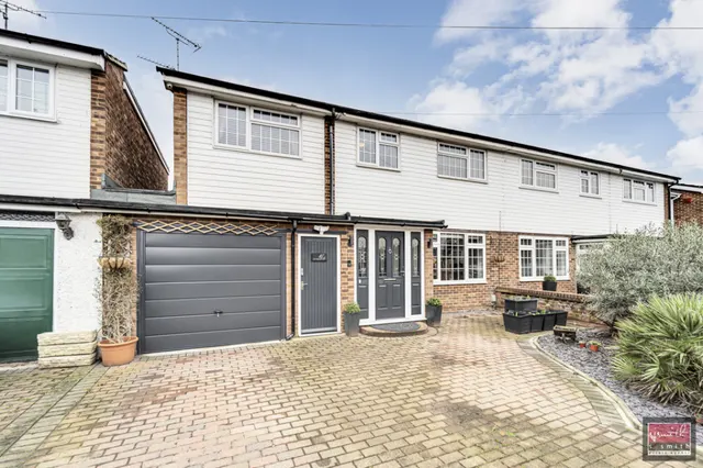 Benen-stock Road, Stanwell Moor, photo 1