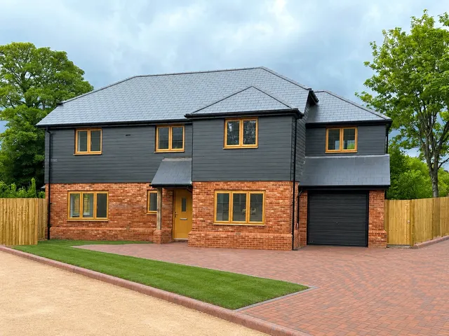 Odiham Road, Shalden, GU34 4QD, photo 1