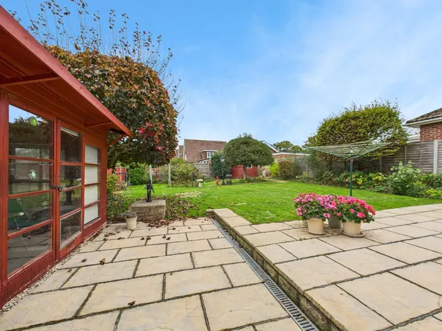 Fairlawn Road, Tadley, RG26, photo 1