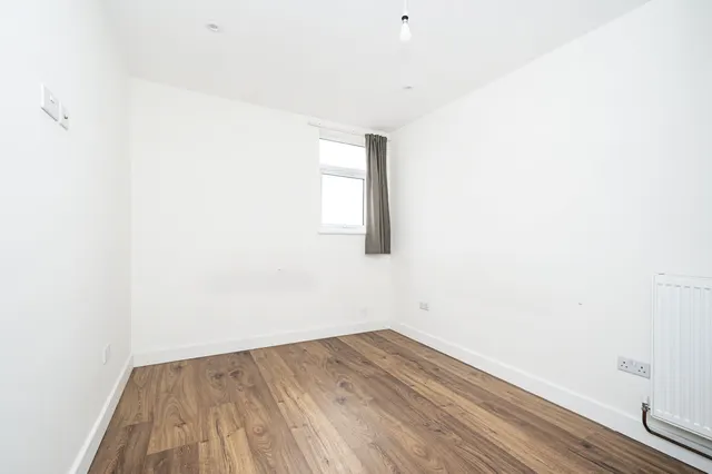Photo 3 — Flat 2, 18 Clifton Gardens, London