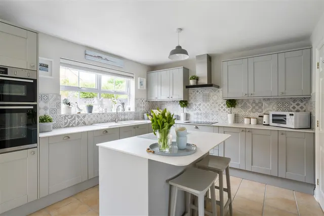 Castell Close, Hilperton, BA14, photo 3