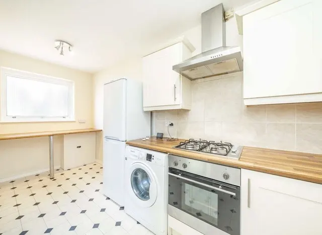 Photo 3 — Hall Close, Ealing, W5