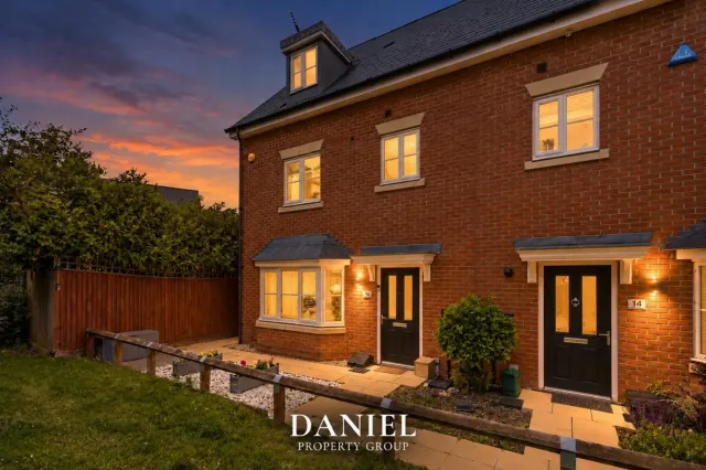 Photo 3 — Dulwich Avenue, Dunton Fields, Laindon, SS15