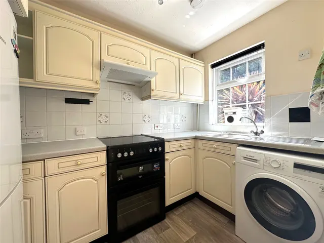 Photo 3 — Nash Gardens, Redhill, RH1 1LT