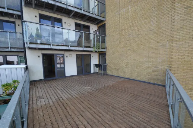 Photo 2 — Hepworth Way, Walton-on-thames, KT12 1DP