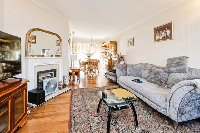 Photo 2 — Copthorne Gardens, Hornchurch, RM11