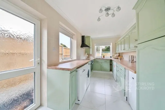 Green Lane, Chertsey, KT16, photo 3