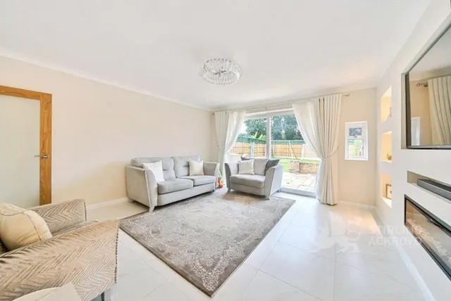 Green Lane, Chertsey, KT16, photo 2