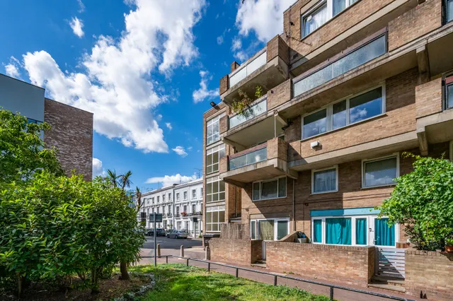 1 bedroom flat — 14 Downfield Close, London