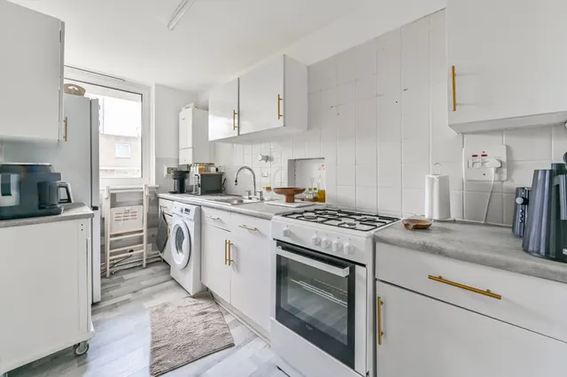 Photo 3 — 14 Downfield Close, London
