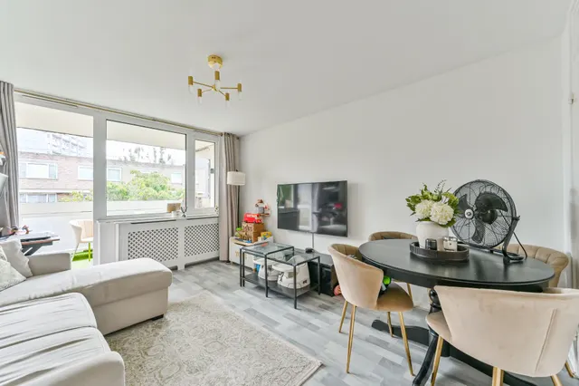 Photo 2 — 14 Downfield Close, London