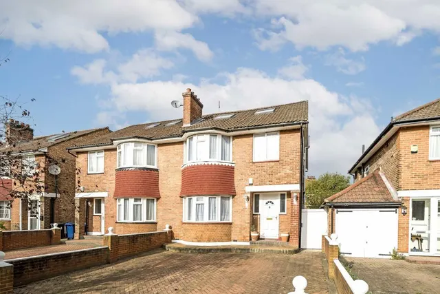 Vyner Road, W3, photo 1