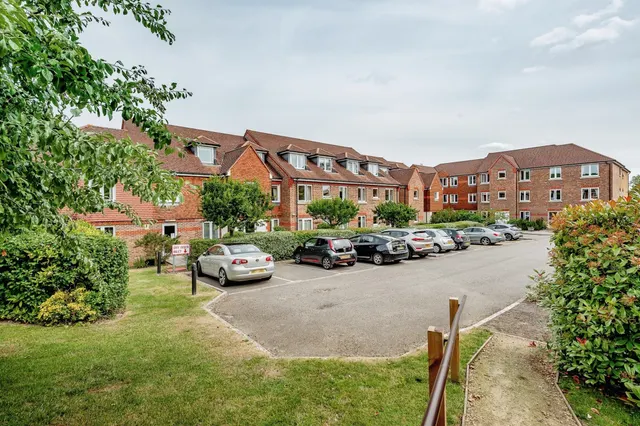 London Road, Redhill, photo 1