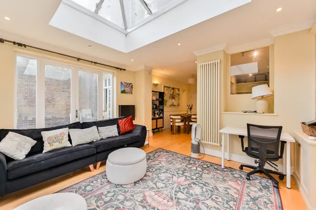 Photo 3 — Flat 2, 80a Eccleston Square, London