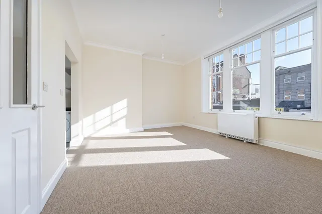 Streatham High Road, Streatham, SW16, photo 2