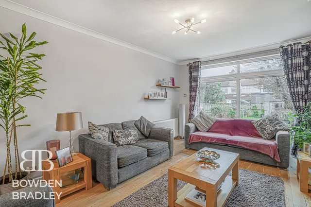 Photo 3 — Bute Road, Barkingside, IG6