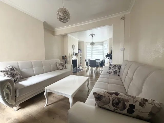 Sutherland Road, N9, photo 1