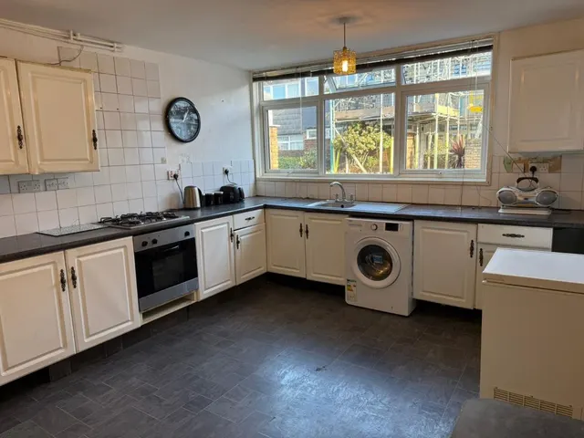 4 bedroom house — 3 Ramillies Close, London, SW2 5DG