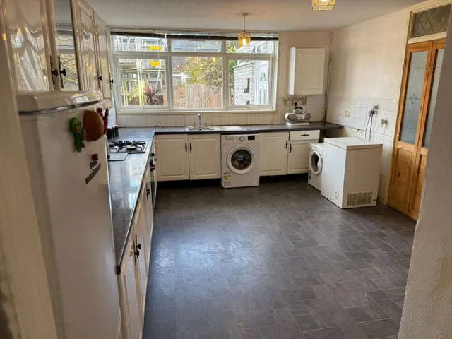 Photo 3 — 3 Ramillies Close, London, SW2 5DG
